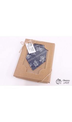 Pánská kravata v dárkové krabičce - vzor modrotisk květy v pruzích