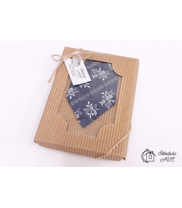 Pánská kravata v dárkové krabičce - vzor modrotisk květy v pruzích